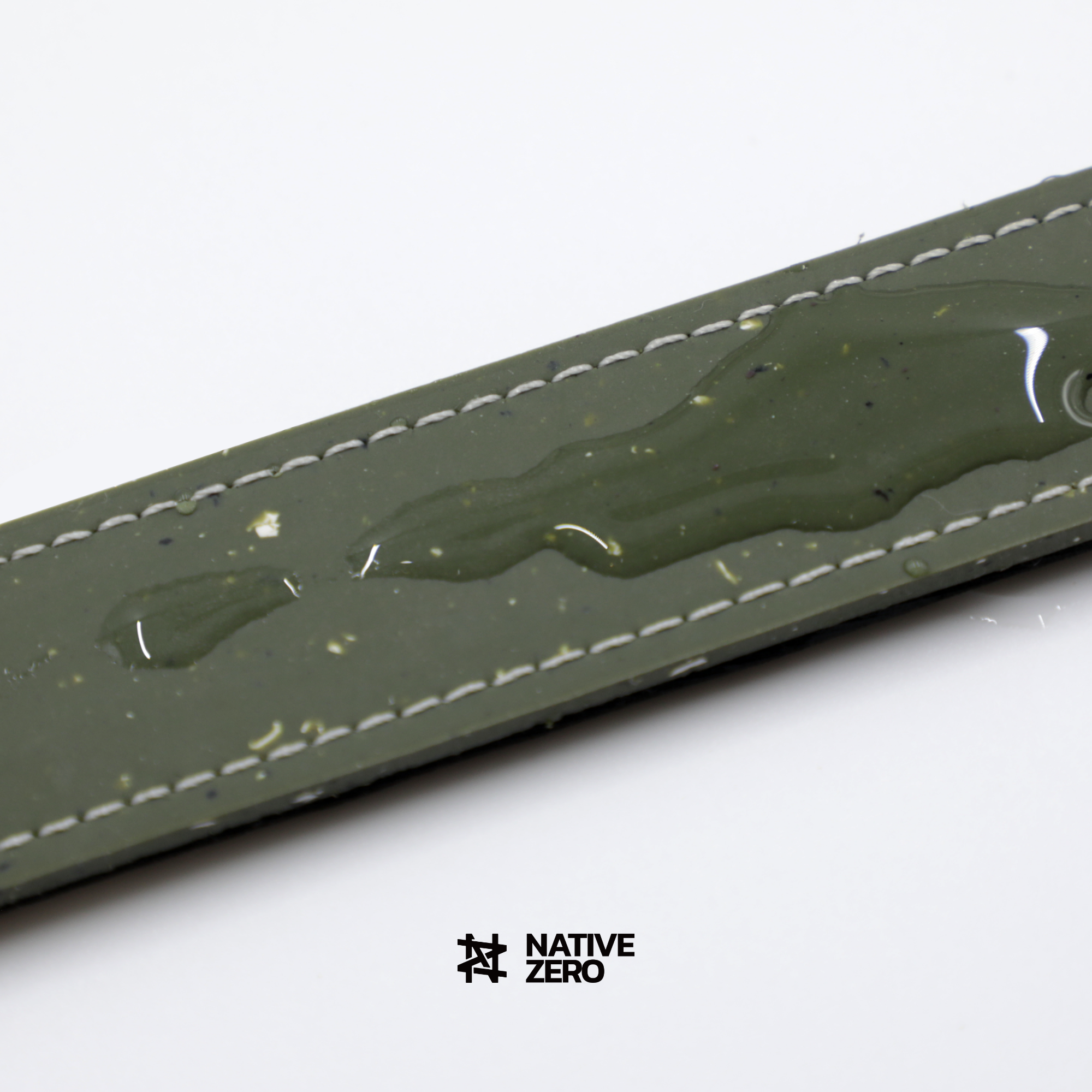 LIBERTY 1.0 waterproof running leash, water beading on FLEX-GRIND™ material — NATIVE ZERO Canada