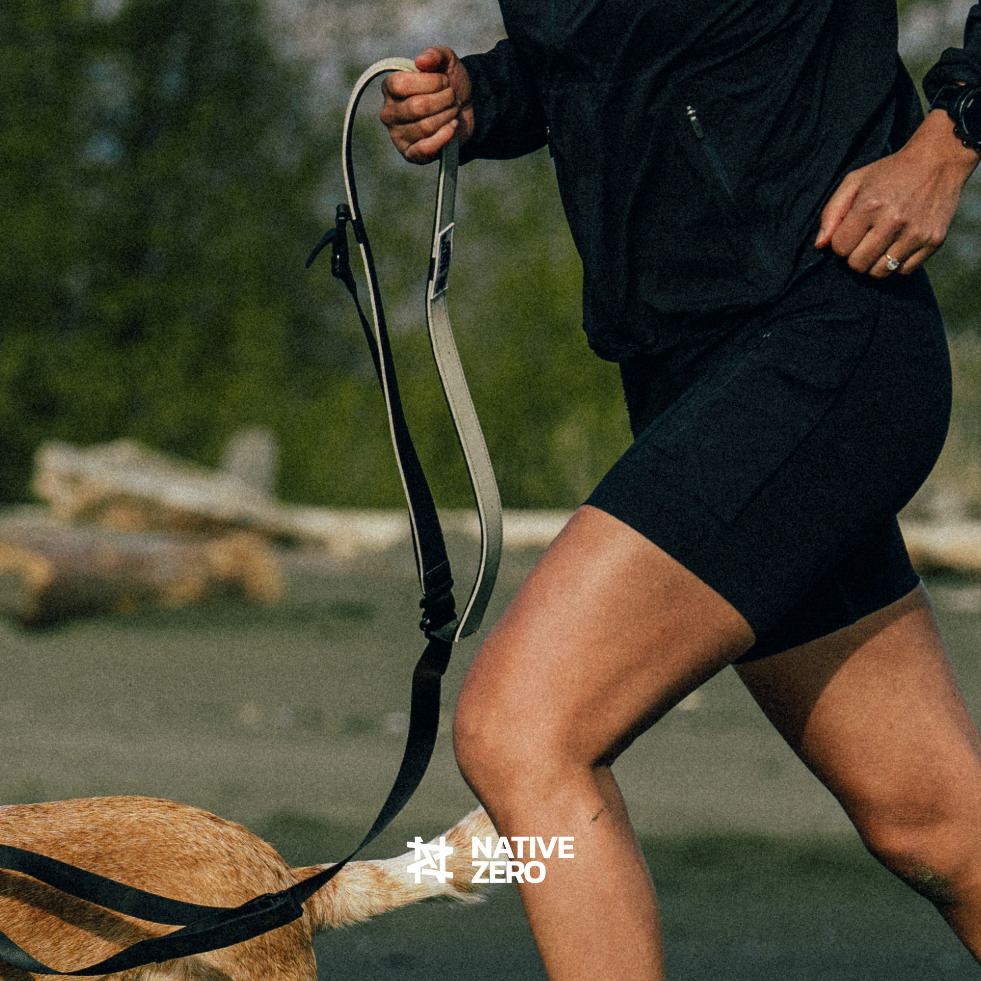 LIBERTY 1.0 running dog leash, hand-held grip mid-run, flexibility — NATIVE ZERO
