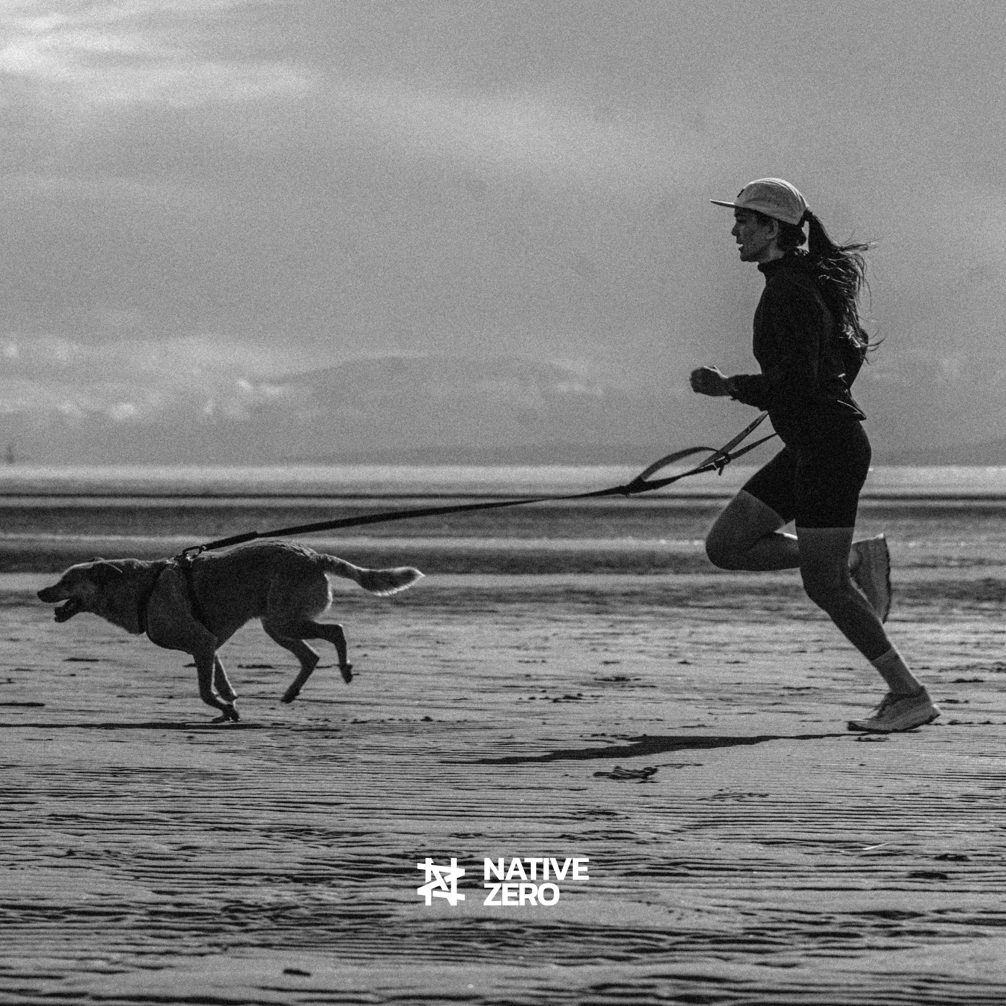 LIBERTY 1.0 dog running leash in action, runner and dog sprinting along the shoreline, secure and flexible — NATIVE ZERO Canada